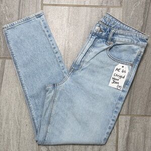 AE High-Rise Rigid Mom Jeans | Size 6 Short | Light Wash, Minimal Wear